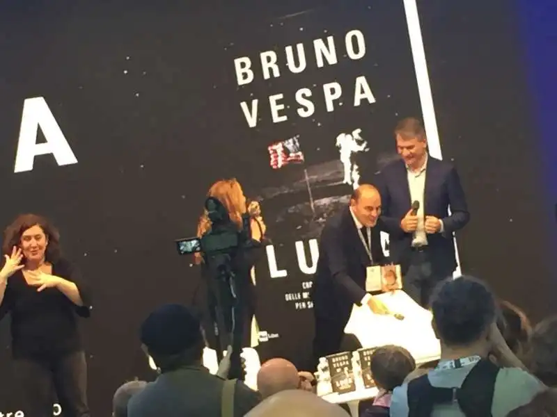 bruno vespa al salone del libro con l'astronauta paolo nespoli