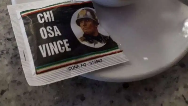 bustine di zucchero con l'immagine di benito mussolini al bar nerini di bologna 1