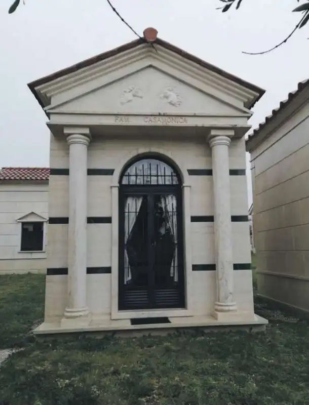 CAPPELLA GENTILIZIA NEL CIMITERO DI CIAMPINO SEQUESTRATA AI CASAMONICA