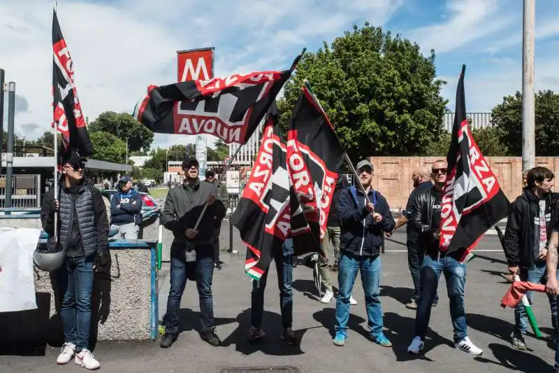 corteo di forza nuova contro mimmo lucano alla sapienza di roma 14