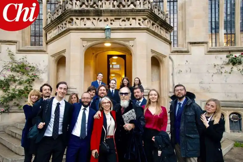 dago con la redazione e gli studenti all'ingresso della dining hall dell'oriel college di oxford