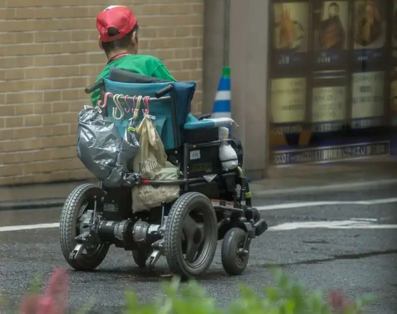 DISABILE SU UNA CARROZZINA ELETTRICA