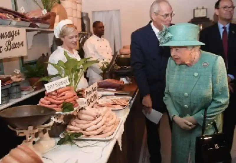 elisabetta ii al supermercato 18