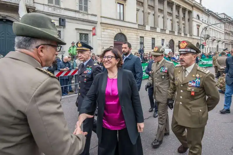 elisabetta trenta all'adunata degli alpini 3