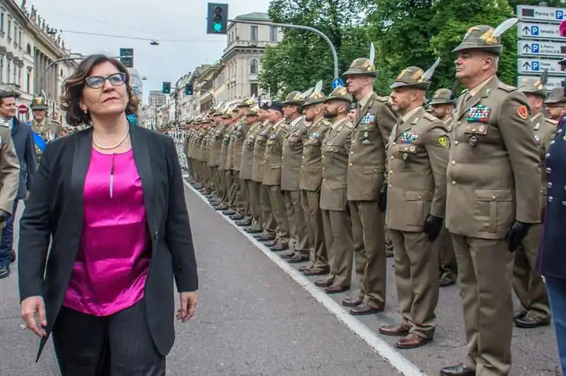 elisabetta trenta all'adunata degli alpini 6