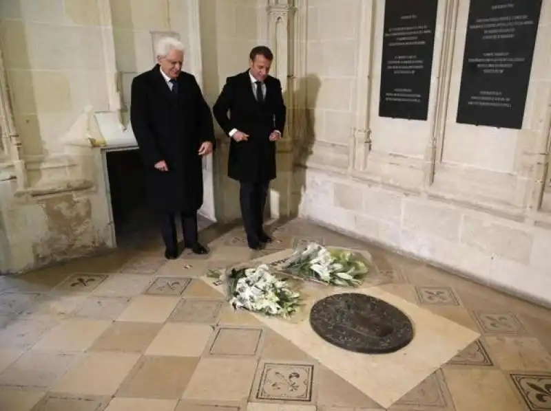 emmanuel macron e sergio mattarella alla tomba di leonardo da vinci