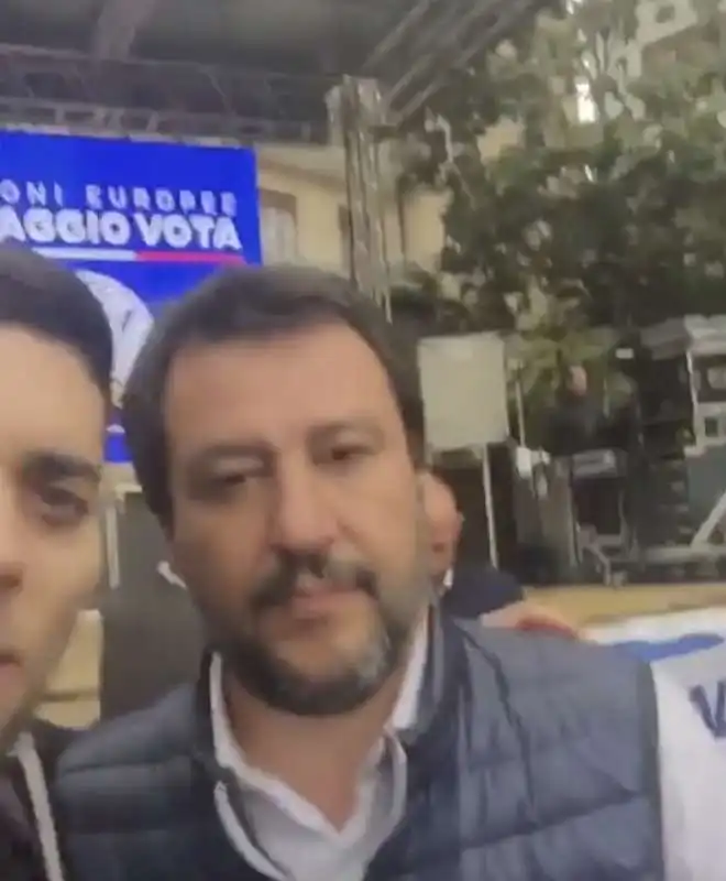 FA UN SELFIE CON SALVINI E GLI CHIEDE DOVE SONO FINITI I 49 MILIONI DELLA LEGA