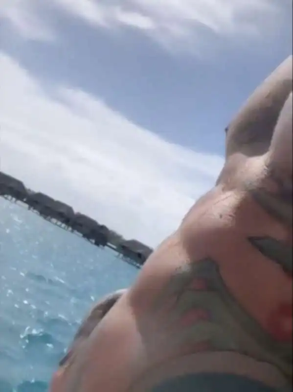 fedez fa vedere gli addominali