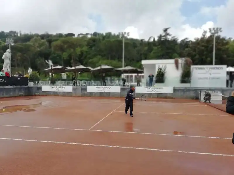 FIORELLO GIOCA A TENNIS AGLI INTERNAZIONALI