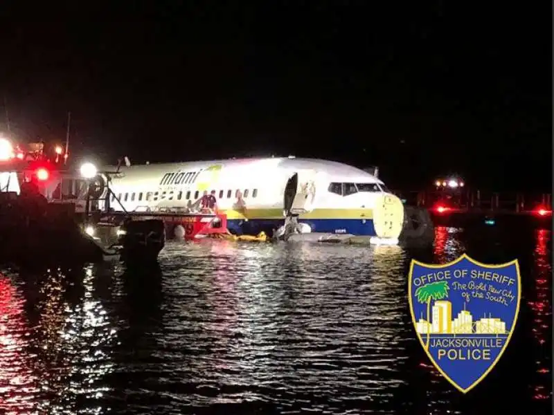 FLORIDA - UN BOEING FINISCE IN UN FIUME