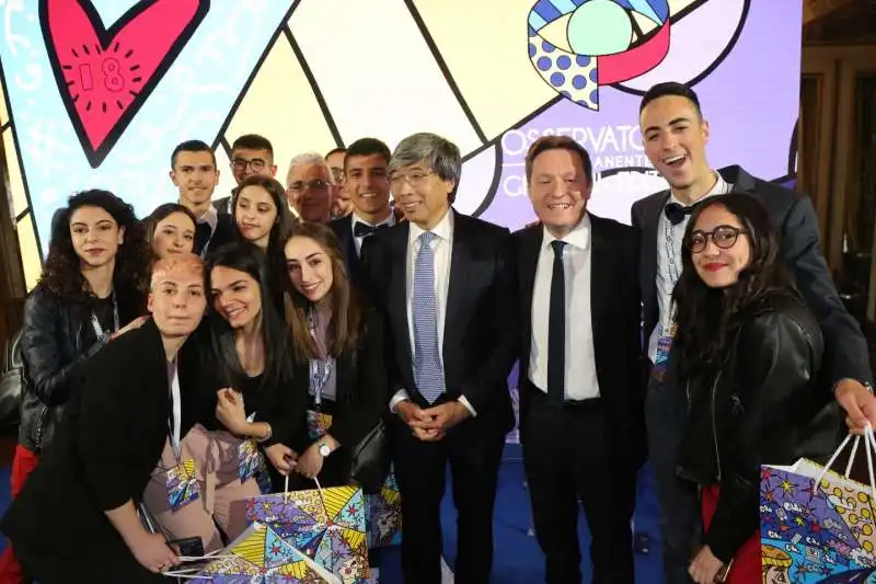 gli studenti con patrick soon shiong e andrea ceccherini