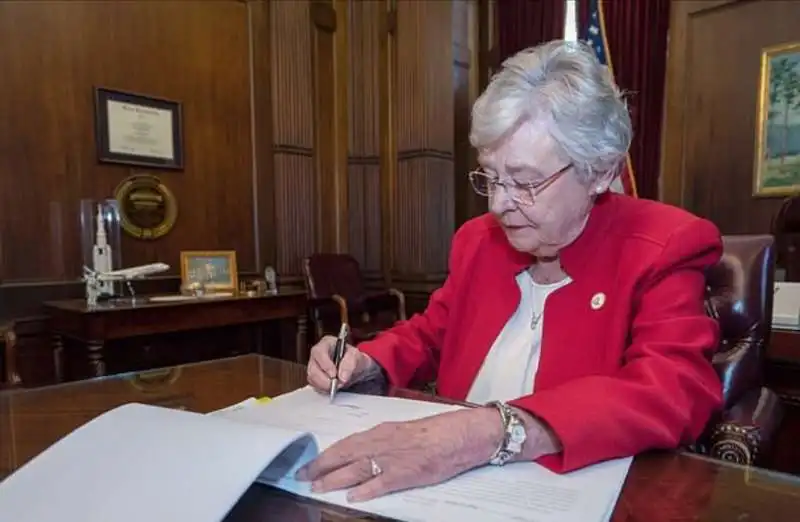 il governatore dell'alabama kay ivey 