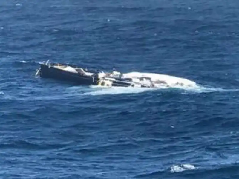 il naufragio della nave  'my song' di loro piana 1