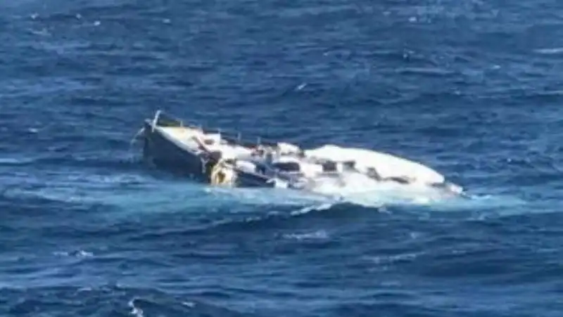 il naufragio della nave  'my song' di loro piana