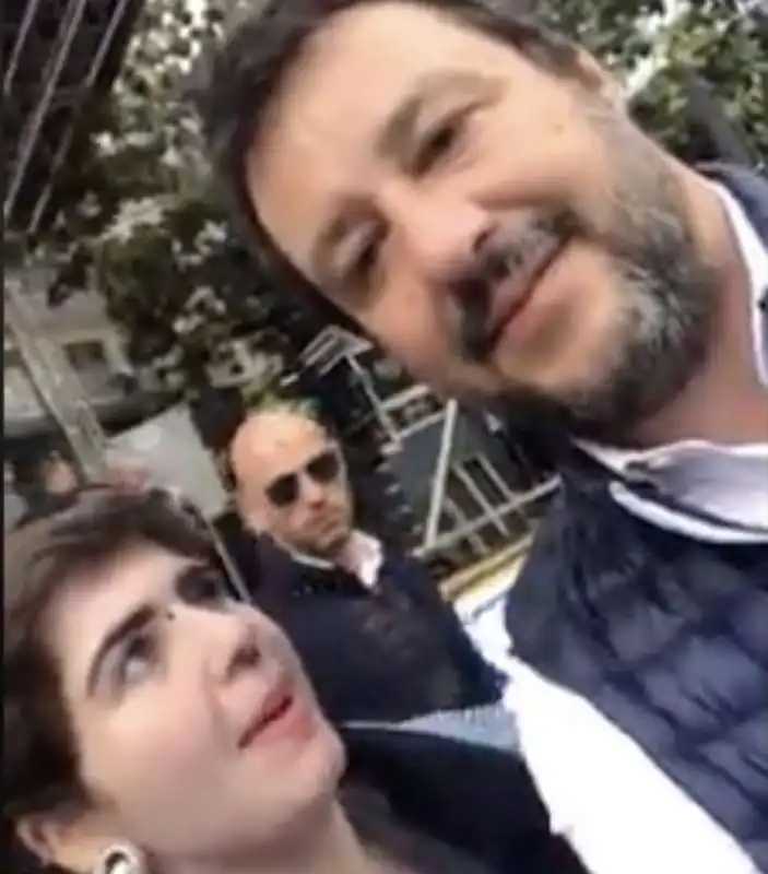 il selfie beffa di una ragazza con salvini