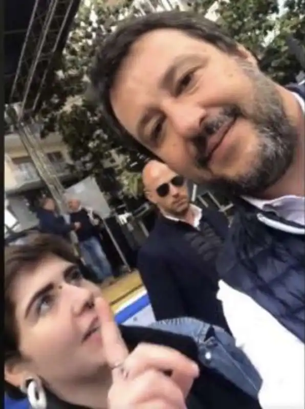 il selfie beffa di una ragazza con salvini 2