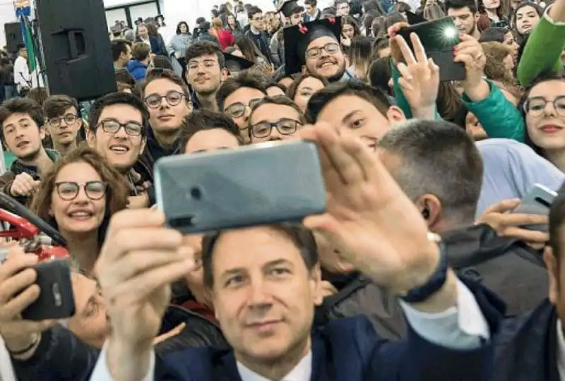 IL SELFIE DI GIUSEPPE CONTE CON I RAGAZZI