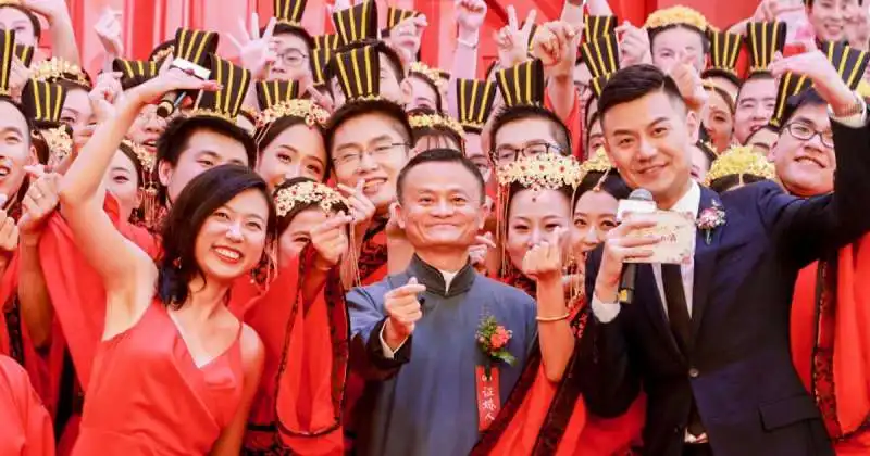 JACK MA CON LE COPPIE SPOSATE DI DIPENDENTI ALIBABA 