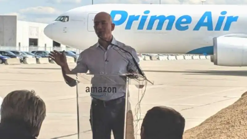 JEFF BEZOS ALLA PARTENZA DEI LAVORI PER L AEROPORTO DI AMAZON