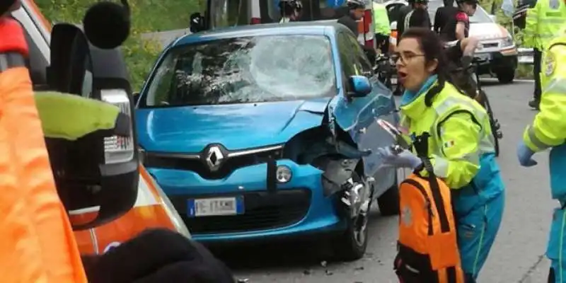 l'auto che si trovava sul tracciato della gran fondo della versilia