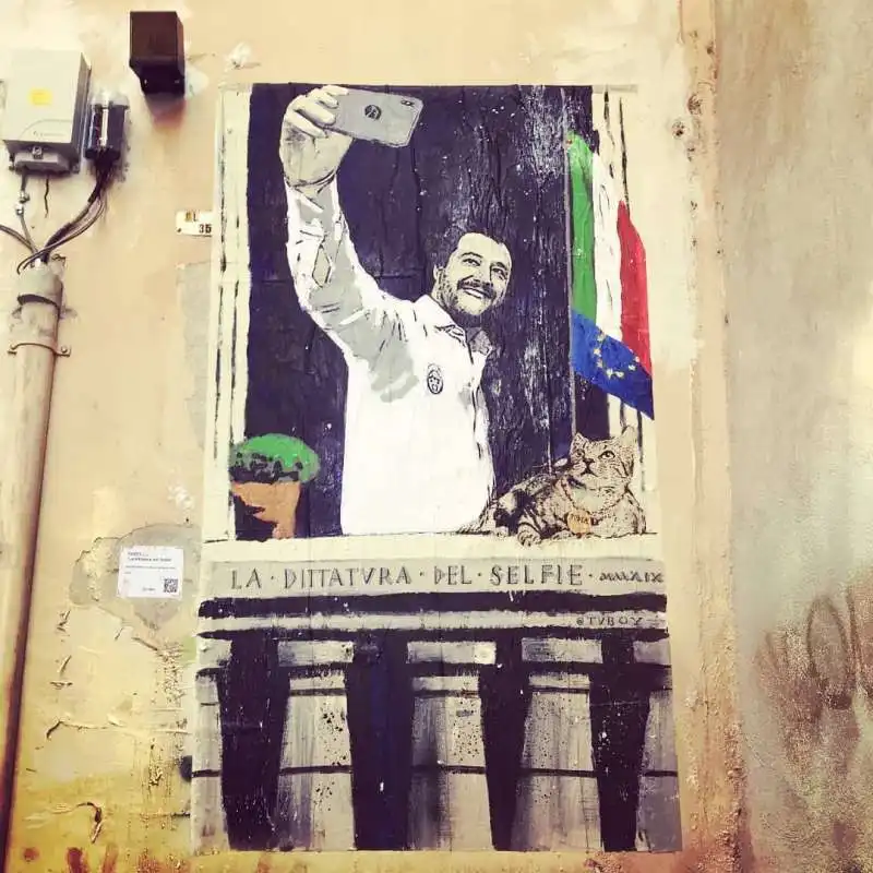 'LA DITTATURA DEL SELFIE' - IL MURALE DI TVBOY SU MATTEO SALVINI