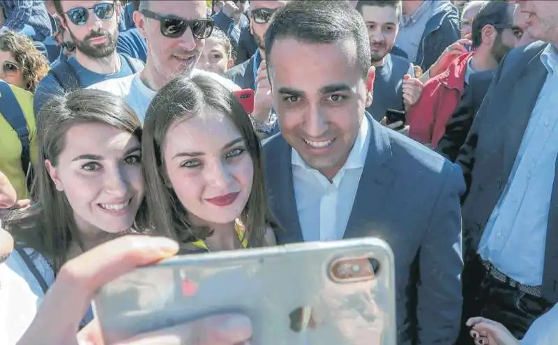 LA FOTO DI LUIGI DI MAIO CON DUE RAGAZZE