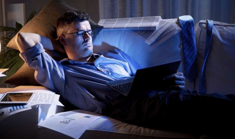 la luce blu di smartphone e tablet causa disturbi del sonno 4