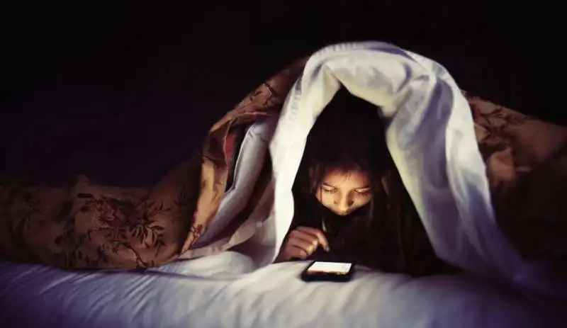 la luce blu di smartphone e tablet causa disturbi del sonno 6