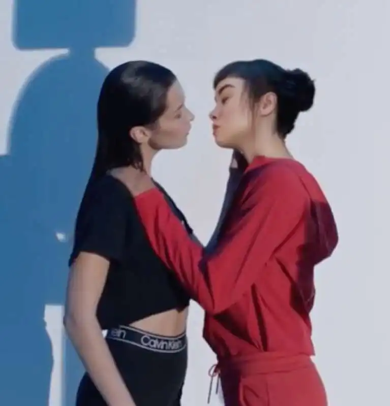 lil miquela e bella hadid 5