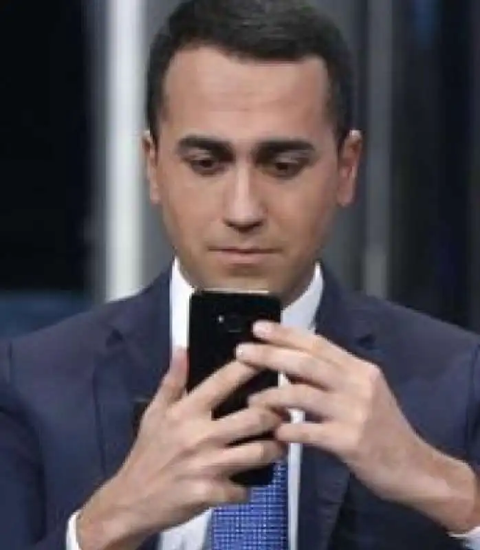 LUIGI DI MAIO AL TELEFONO