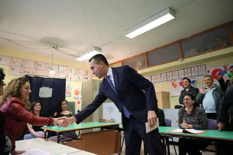 luigi di maio vota al seggio di pomigliano d'arco 1