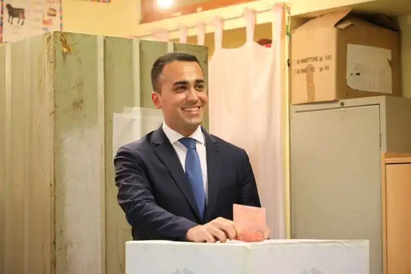 luigi di maio vota al seggio di pomigliano d'arco 3