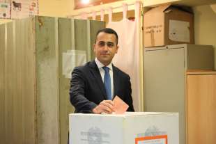 luigi di maio vota al seggio di pomigliano d'arco 4