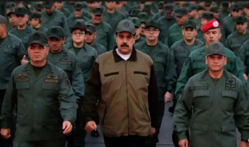 MADURO SFILA CON L ESERCITO