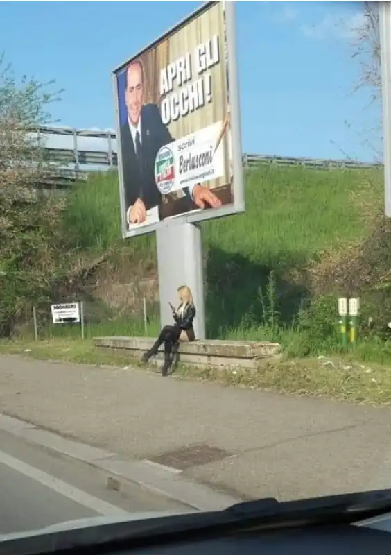 manifesti assurdi campagna elettorale