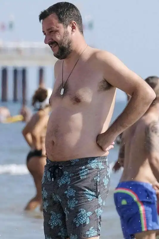 matteo salvini al mare  