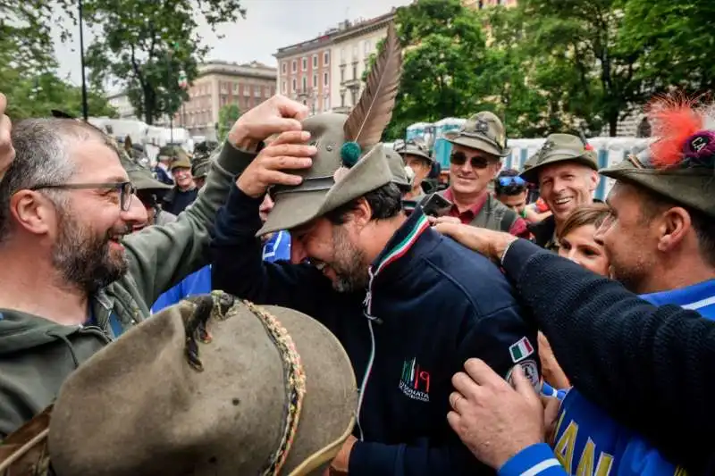 matteo salvini all'adunata degli alpini a milano 10