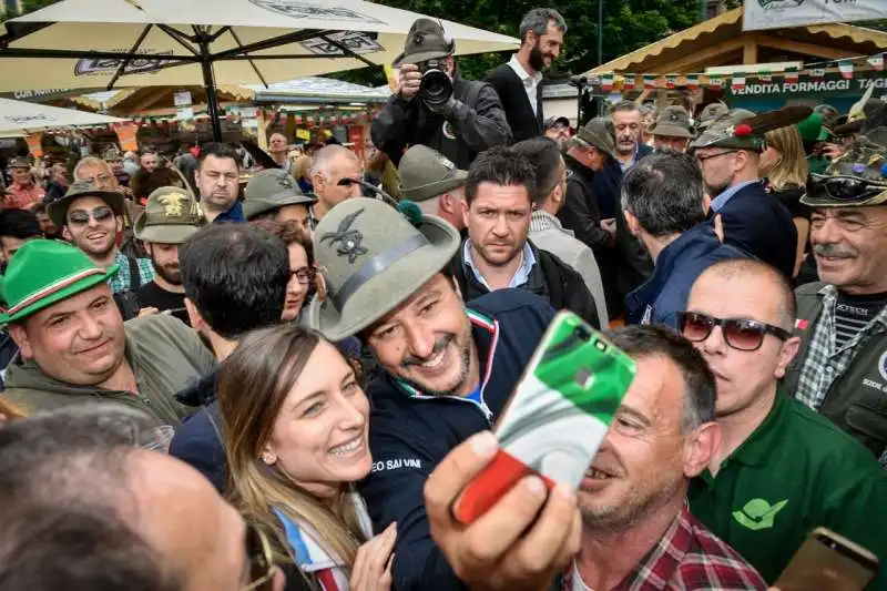 matteo salvini all'adunata degli alpini a milano 13