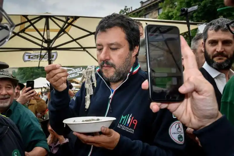 matteo salvini all'adunata degli alpini a milano 16