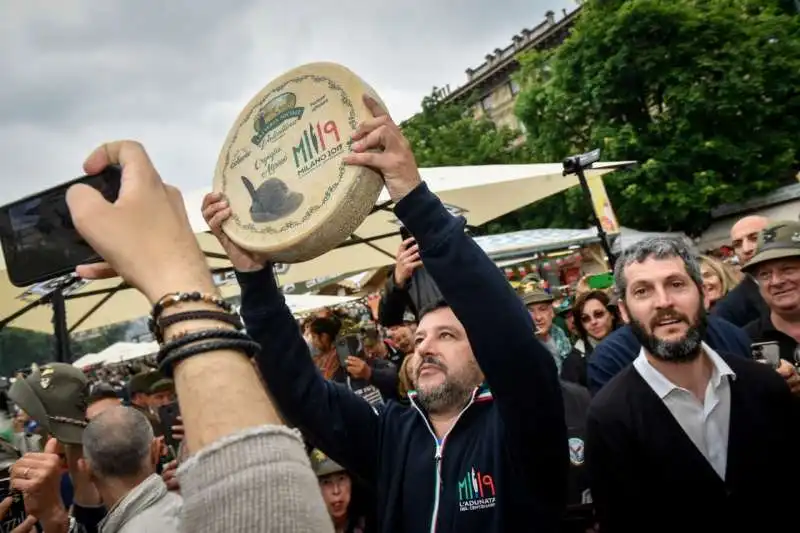 matteo salvini all'adunata degli alpini a milano 17