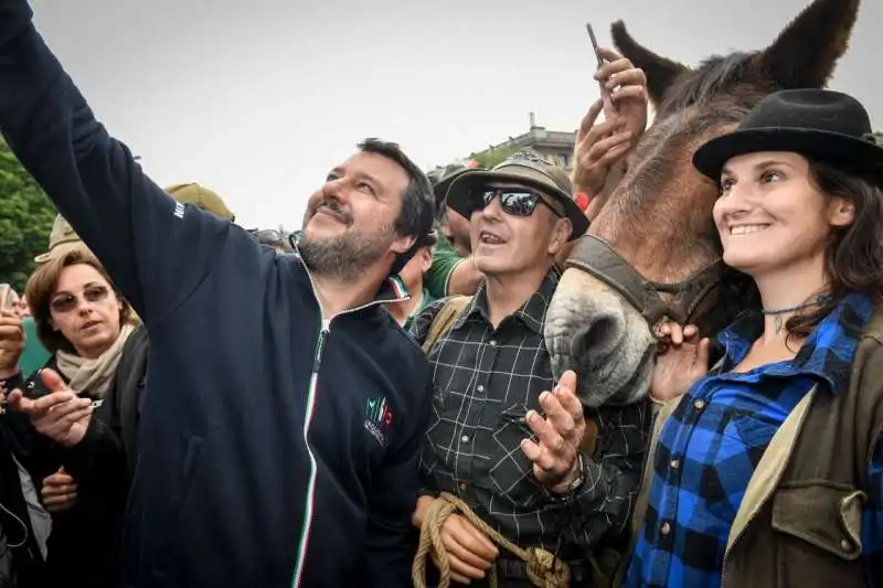 matteo salvini all'adunata degli alpini a milano 18