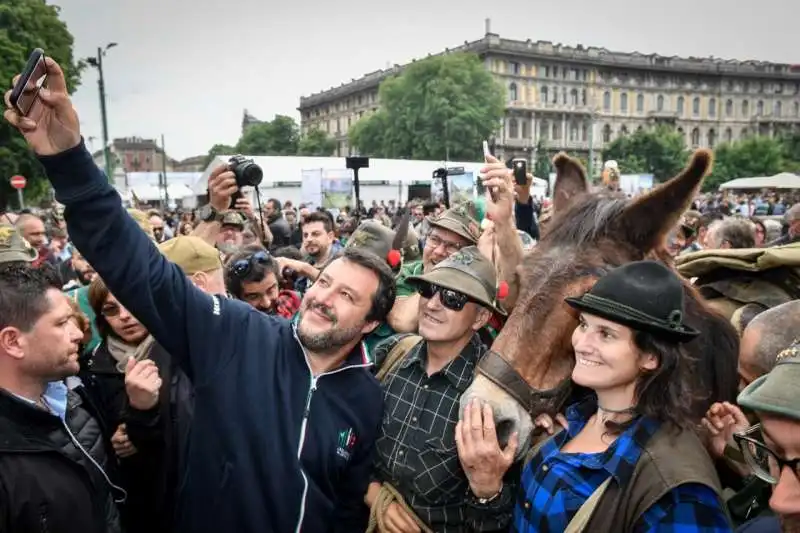 matteo salvini all'adunata degli alpini a milano 19