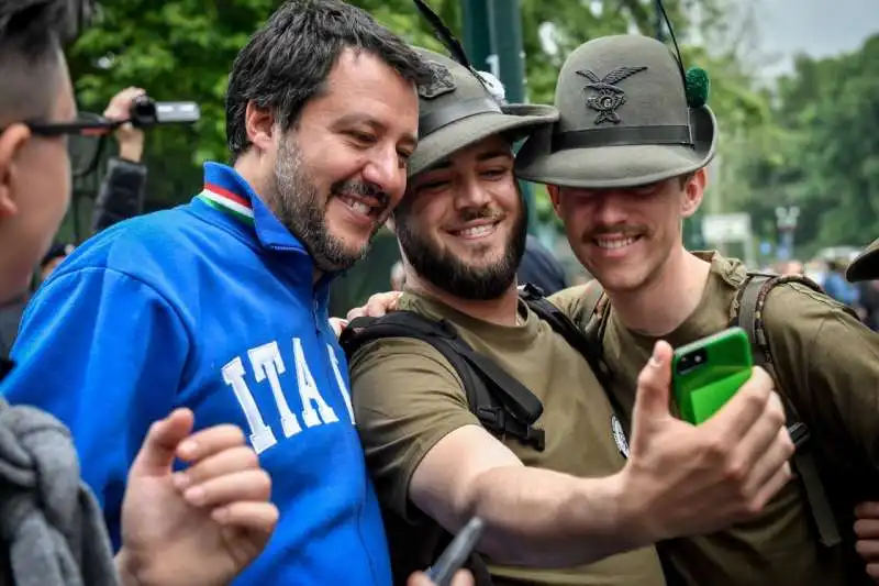 matteo salvini all'adunata degli alpini a milano 2