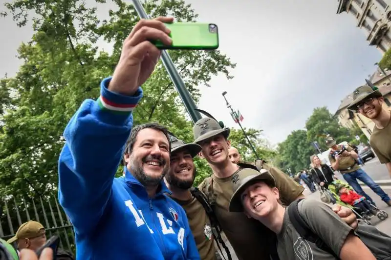 matteo salvini all'adunata degli alpini a milano 3