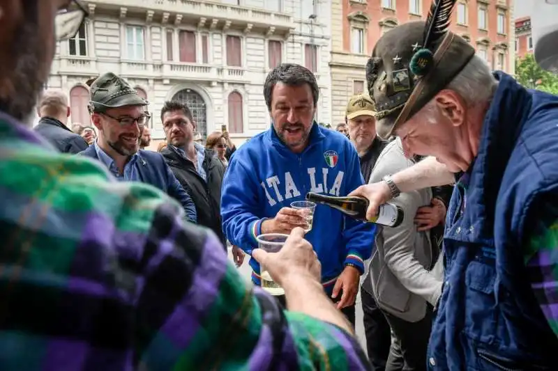 matteo salvini all'adunata degli alpini a milano 5