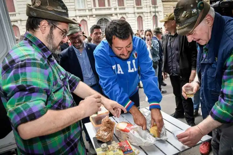 matteo salvini all'adunata degli alpini a milano 6