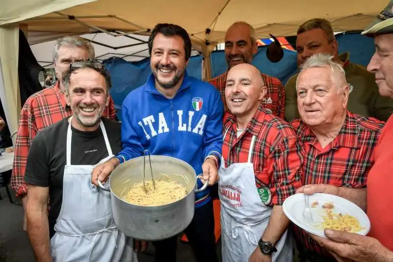 matteo salvini all'adunata degli alpini a milano 8