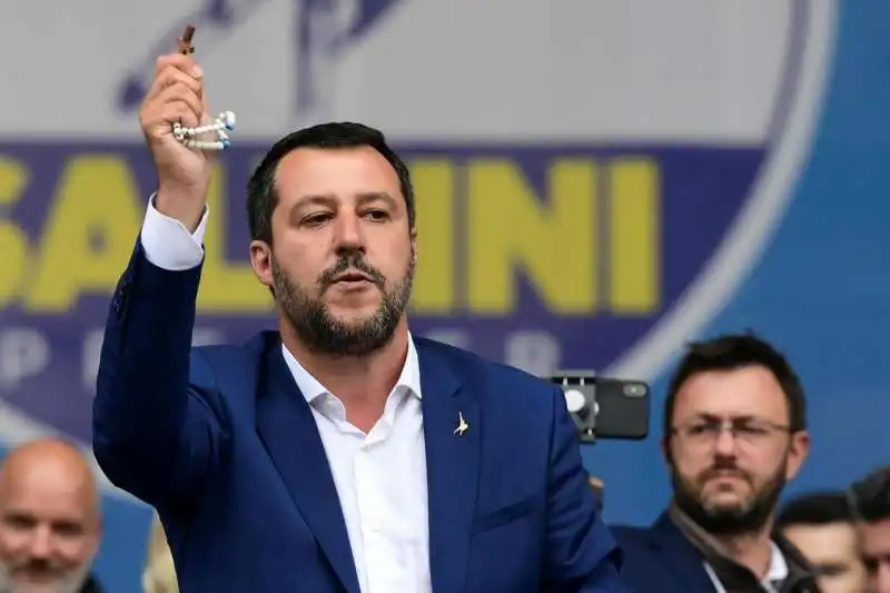 MATTEO SALVINI CON IL ROSARIO