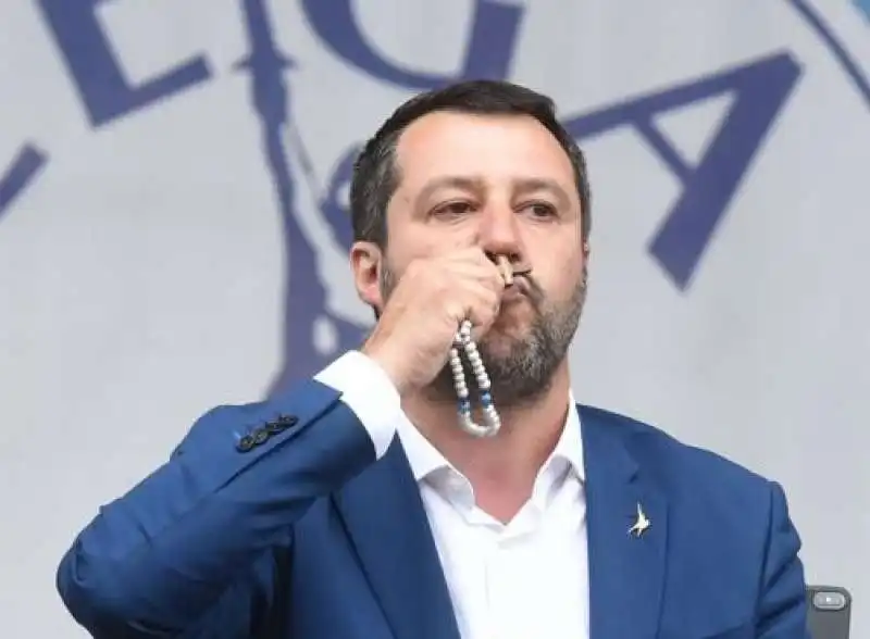 MATTEO SALVINI CON IL ROSARIO