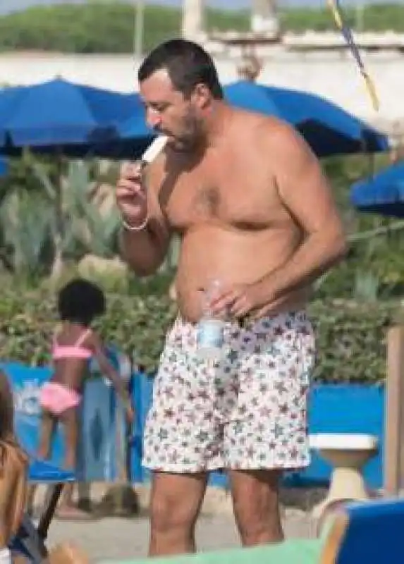 matteo salvini in spiaggia 